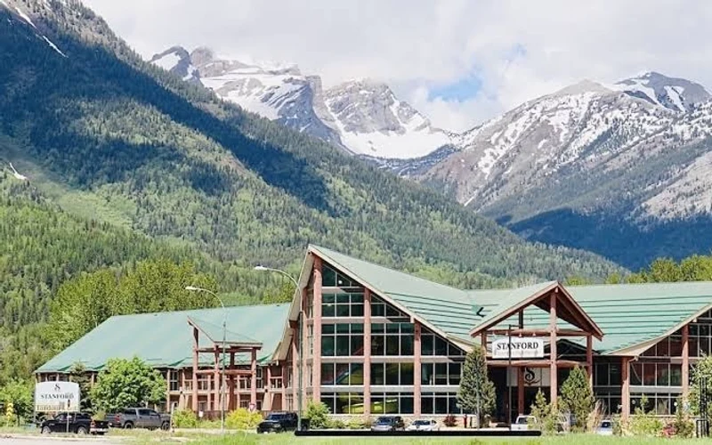 Fernie Stanford Resort on Riverside Way, shuttle-distance lodging near the ski-in ski-out properties at Fernie Alpine Resort, British Columbia