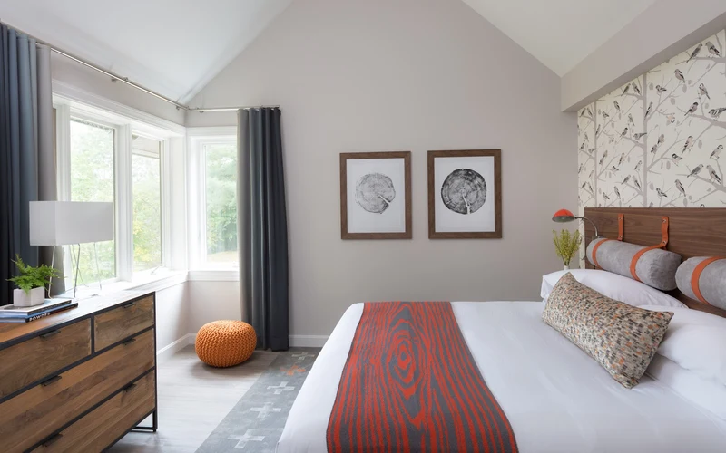 Field Guide Lodge on Mountain Road near Stowe village, seven miles from the ski-in ski-out lodging at Stowe, Vermont