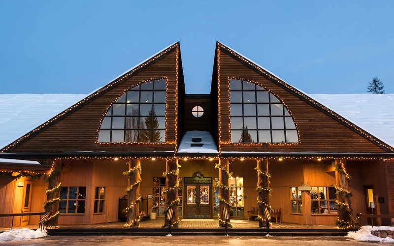 Grouse Mountain Lodge opposite the golf club in the town of Whitefish, shuttle-distance from the ski-in ski-out lodging at Whitefish Mountain Resort, Montana