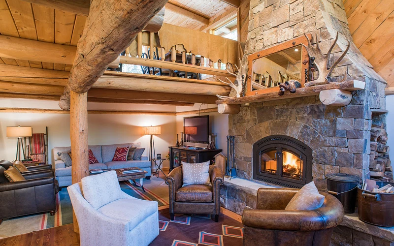 Jackson Hole Hideout bed-and-breakfast above Wilson, nine miles from the ski-in ski-out hotels of Jackson Hole, Wyoming