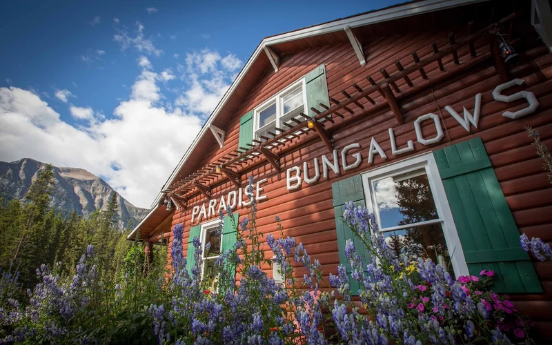 Paradise Lodge & Bungalows on Lake Louise Drive, pine cabins near the ski areas of Banff National Park, Alberta